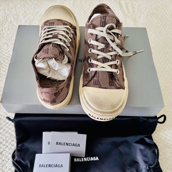 🔥NEW ~Balenciaga Paris Low-Top Sneakers
Authentic Brand New with tags🔥🔥 - Picture 4 of 9